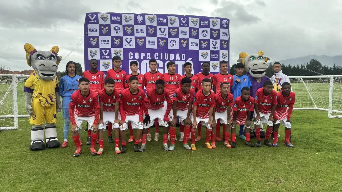 Equipo formado frente al backdrop oficial de la Copa Ciudad Bogotá