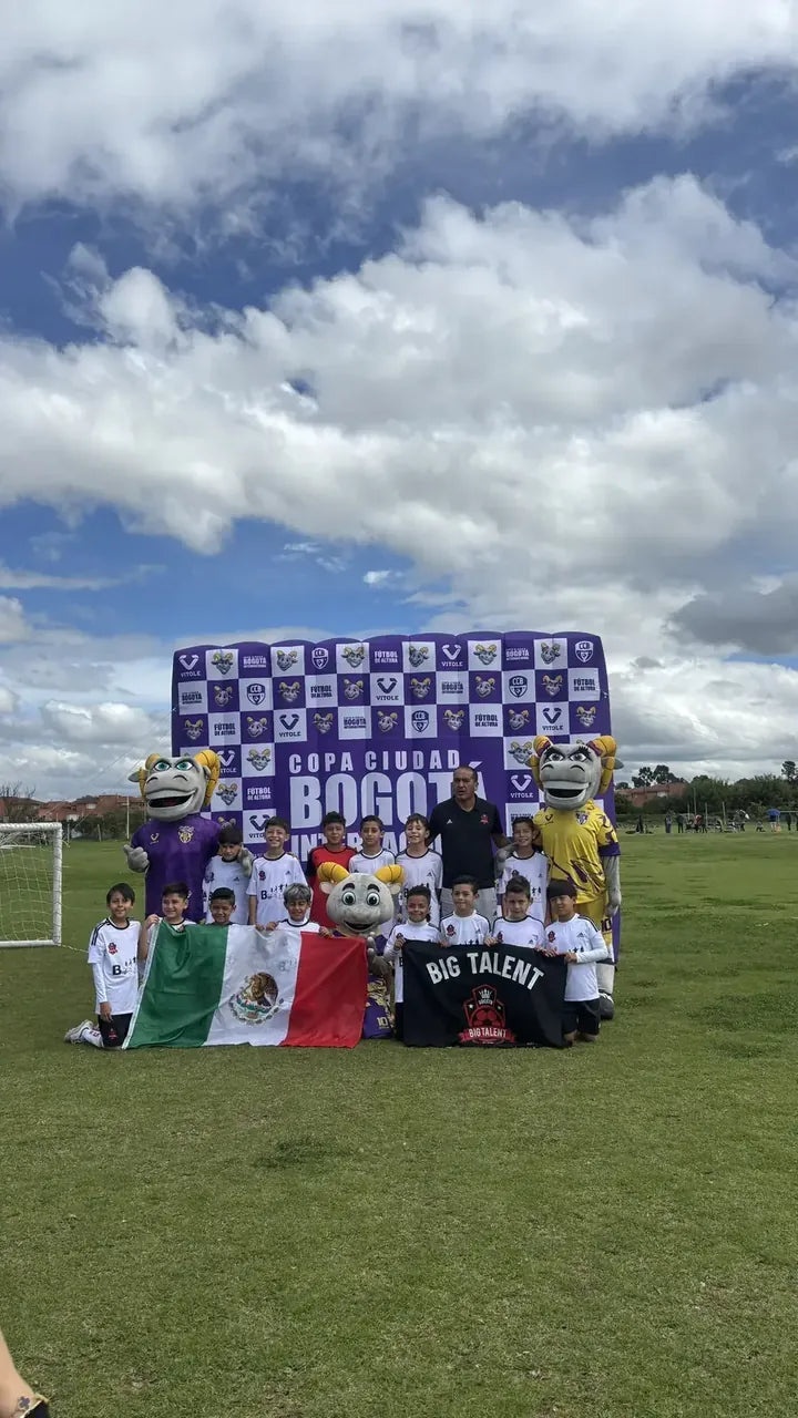 Delegación de México con su bandera en la Copa Ciudad Bogotá